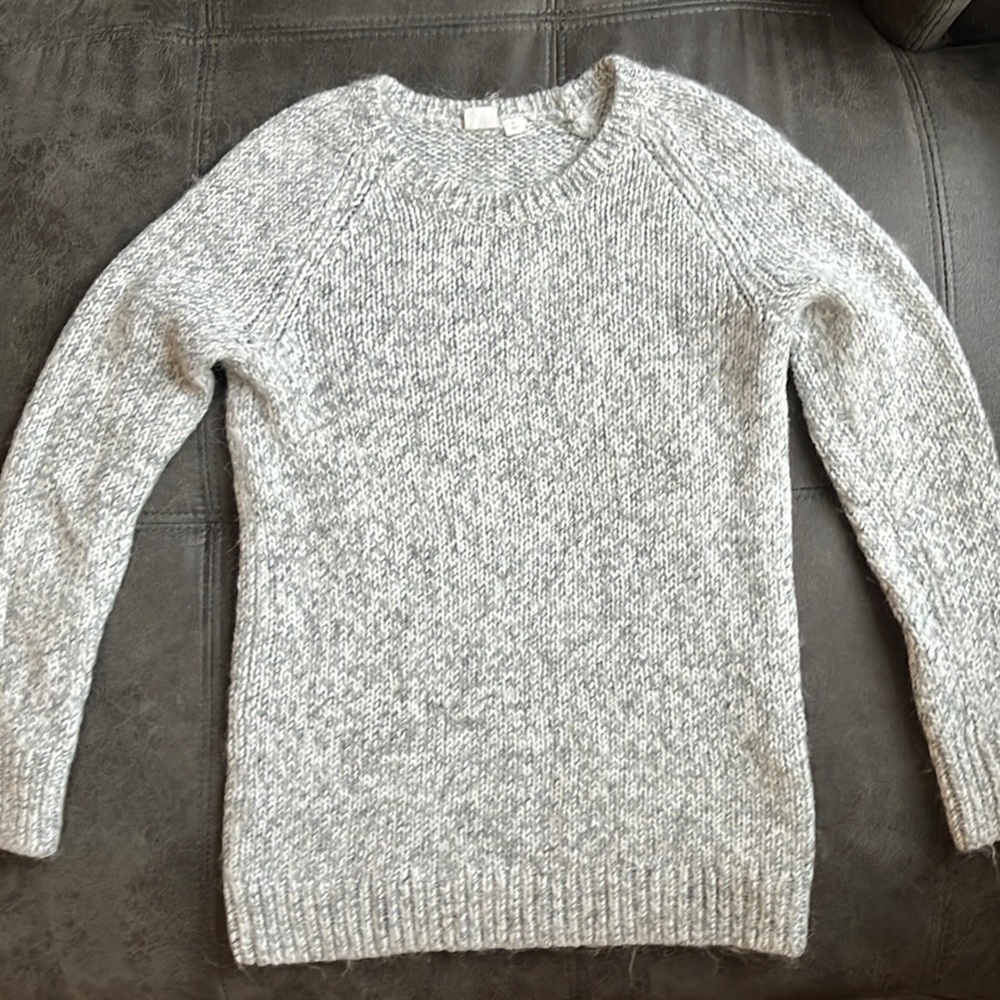 GAP sweater size small.